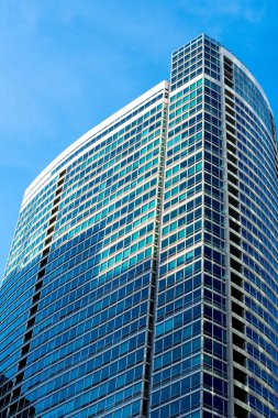 Büyük bir sokaktan Chicago şehir görünümünde bina