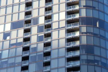 Büyük bir sokaktan Chicago şehir görünümünde bina