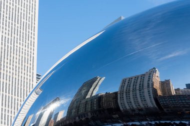 Büyük Chicago Downtown Cloud Gate (cam ayna Chicago fasulye yansıtan yapı)