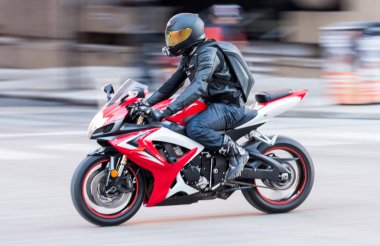 Adam hızlı sokağın sürüş bir spor motosiklet