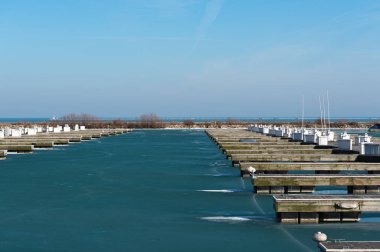 Chicago'da bir donmuş Michigan Gölü üzerinde ahşap dock