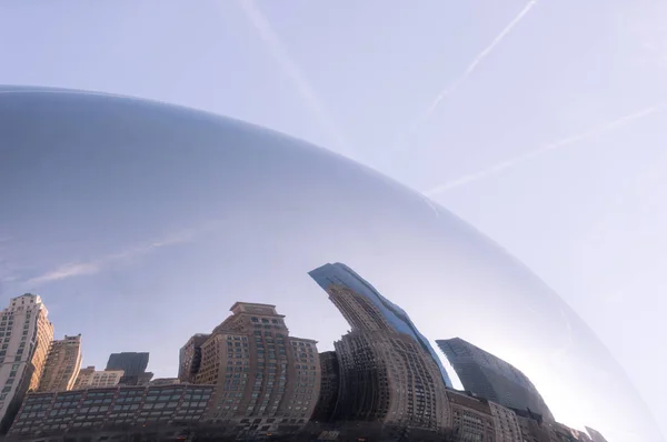 Grande Edifício Centro Chicago Refletindo Cloud Gate Espelho Vidro Feijão — Fotografia de Stock
