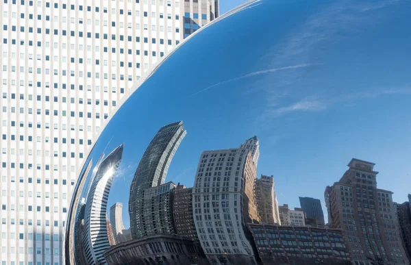 Gran Edificio Del Centro Chicago Que Refleja Cloud Gate Espejo — Foto de Stock