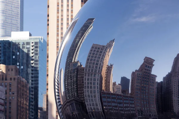 Grand Bâtiment Centre Ville Chicago Reflétant Dans Cloud Gate Miroir — Photo