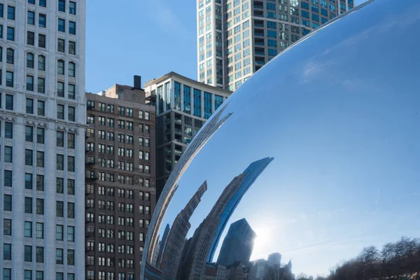Gran Edificio Del Centro Chicago Que Refleja Cloud Gate Espejo —  Fotos de Stock
