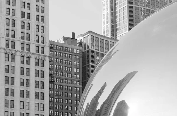 Grande Edifício Centro Chicago Refletindo Cloud Gate Espelho Vidro Feijão — Fotografia de Stock