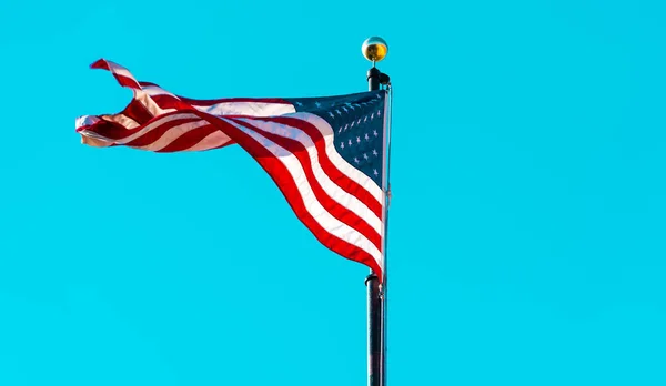 美国国旗在晴朗的蓝天上飘扬 — 图库照片