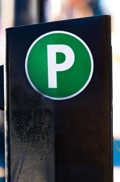 Parkovací Automat Zelenou Značkou Ulici — Stock fotografie