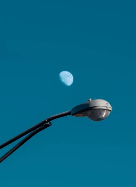 Lua Branca Céu Azul Sobre Uma Lanterna Rua — Fotografia de Stock