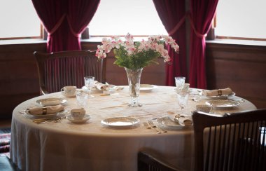 Yemek masasında güzel bir porselen.