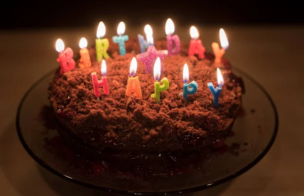 チョコレートの誕生日ケーキにろうそくをつけて — ストック写真