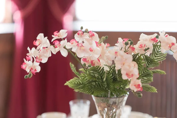 Hermosas Flores Rosadas Jarrón Sobre Una Mesa — Foto de Stock