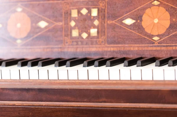 Vecchio Pianoforte Marrone Legno Con Decorazione Floreale — Foto Stock