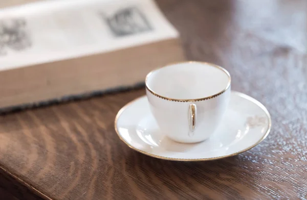Біла Чашка Чаю Великому Обідньому Столі — стокове фото