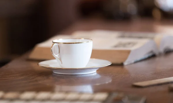 Біла Чашка Чаю Великому Обідньому Столі — стокове фото