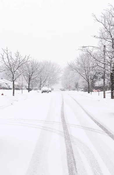 Předměstská Ulice Pokrytá Hustým Zimním Sněhem — Stock fotografie