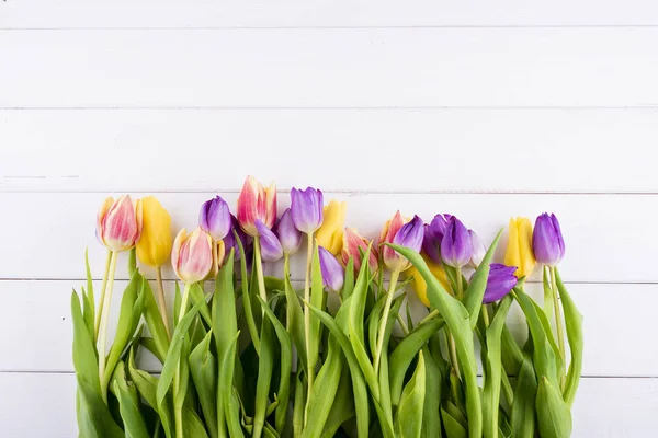 Fargerike tulipaner på et trebord. Oversikt med kopiplass – stockfoto