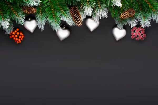 Різдвяна святкова композиція. Святкові різдвяні прикраси, вафлі, гілки ялинки, зірки конфетті на темно-чорному тлі з копіювальним простором. Банер макет, листівка. Плоский ліжко, вид зверху, надворі — стокове фото