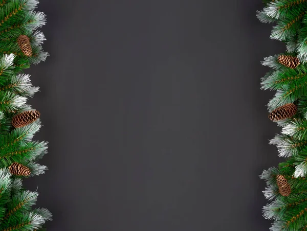 Weihnachtsdekoration mit Tannenzweigen und Fichtenbüscheln auf dunklem Hintergrund mit Kopierraum. Banner-Attrappe, Postkarte. flache Lage, Draufsicht, über Kopf. — Stockfoto