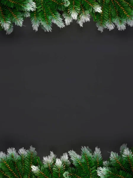 Weihnachtsdekoration mit Tannenzweigen auf dunklem Hintergrund mit Kopierraum. Banner-Attrappe, Postkarte. flache Lage, Draufsicht, über Kopf. — Stockfoto