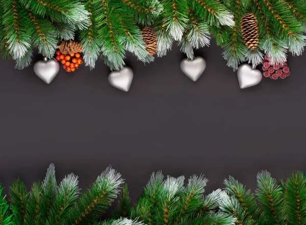 Рождественская композиция. Праздничные рождественские украшения, безделушки, ветки елки, звезда конфетти на темном черном фоне с копировальным пространством. Баннерный макет, открытка. Плоская кладка, вид сверху, навес — стоковое фото
