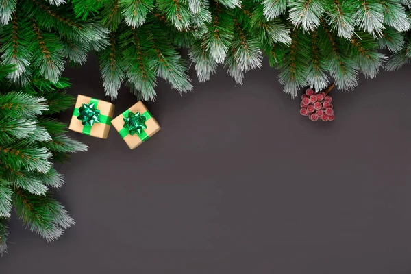 Гілки ялинки з різдвяною прикрасою на чорному дерев'яному фоні, плоска лежа. Простір для тексту — стокове фото