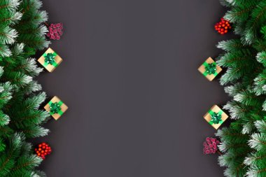 Dekorasyon tasarımı için yılbaşı veya yeni yıl arkaplanı. Noel ağacı dalları siyah arka planda, Noel kırmızı ve altın topları, hediye kutusu beyaz arka planda yer alıyor..