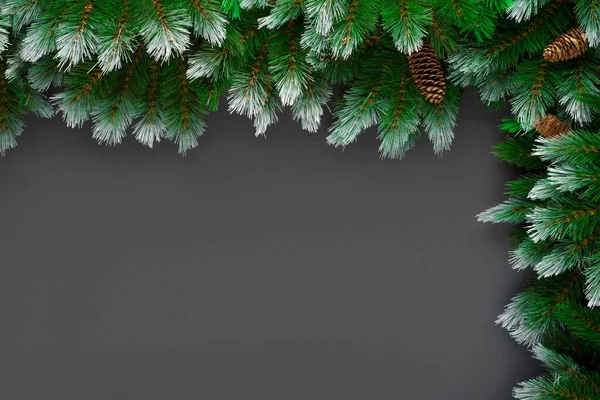 Natale o Capodanno decorazione sfondo: rami di albero di pelliccia, pigna su sfondo grunge nero con spazio copia — Foto Stock