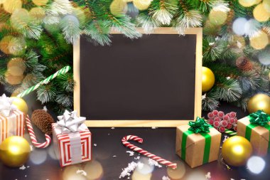 Noel tahtası, hediye kutusu, Noel ağacı dalı, ahşap kaplama Noel süslemeleri. Metnin için kopyalama alanı olan üst görünüm.