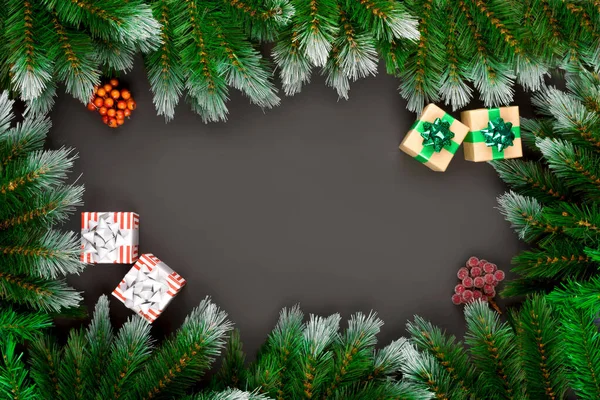 Köknar ağacı sınır ve kopya alanı ile Noel kartı için şablon. Ahşap masa ve doğal çam dalları.