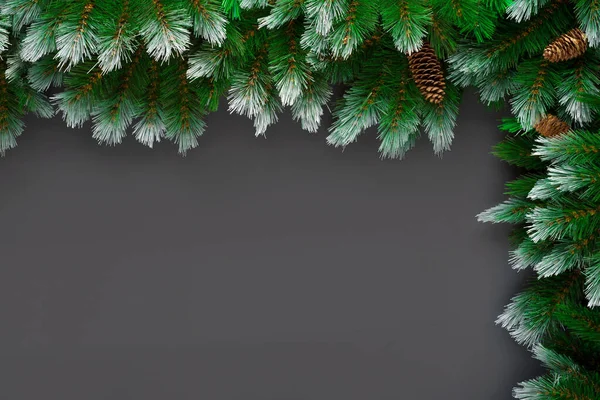 Різдвяний або новорічний прикраси фон: гілки ялинки, сосновий конус на чорному гранжевому фоні з місцем для тексту — стокове фото