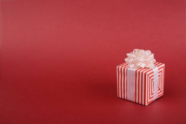 Kırmızı arka planda hediye kutusu. Metin için alanı olan afiş arkaplanı.