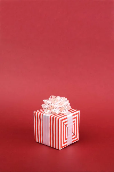 Подарочная коробка на красном фоне. Баннерный фон с пробелами для текста . — стоковое фото
