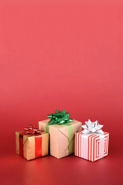 红色背景的礼品盒 带有文字空间的横幅背景. — 图库照片