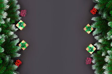 Dekorasyon tasarımı için yılbaşı veya yeni yıl arkaplanı. Noel ağacı dalları siyah arka planda, Noel kırmızı ve altın topları, hediye kutusu beyaz arka planda yer alıyor..