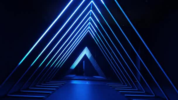 Hermoso túnel triangular abstracto con líneas de luz en movimiento rápido . — Vídeo de stock