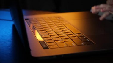Laptop klavye yakın plan, Childs 'ın parmakları klavye tuşlarına kaotik bir şekilde basıyor. Modern çocukluk kavramı