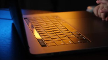 Laptop klavye yakın plan, Childs 'ın parmakları klavye tuşlarına kaotik bir şekilde basıyor. Modern çocukluk kavramı