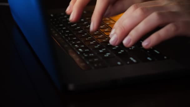 オフィスのコンピュータの前でLED光るキーボード上のクローズアップ女性の手のタイプのテキスト。女の子はLEDキーボードの後ろのオフィスでコンピュータで動作します。タブレットコンピュータで働く実業家. — ストック動画