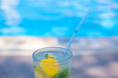 Yazın tatil köylerinin havuzunda taze Mojito kokteyli. Lüks tatil konsepti, metin için bir yer
