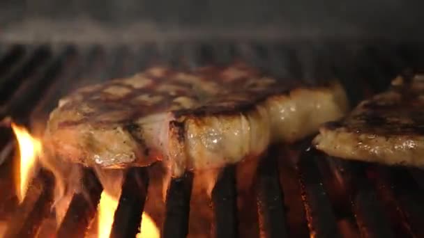 Slide motion shot of cooking barbecue steak meat on grill. Cozinhar bifes de carne em um churrasco fogo aberto. Close-up de cozinhar bife grelhado na grelha com fogo . — Vídeo de Stock