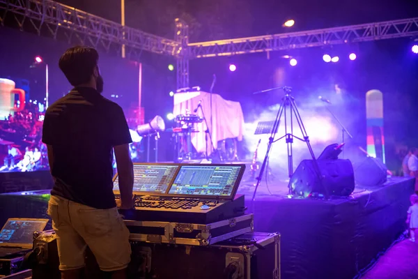 Geluidstechnicus team werkt aan de voorbereiding van muziek concert podium. Handmatig instelbare audio mixer. DJ voor werk tijdens een concert voor de podia — Stockfoto