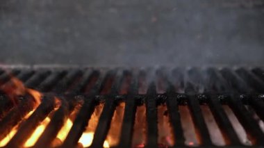 Restoranda büyük bir ateş ve dumanla barbekü mangalı yanıyor. Dolly kaydırma videosu