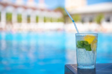 Yazın tatil köyünün kenarında taze Mojito kokteyli. Lüks tatil konsepti, metin için bir yer.
