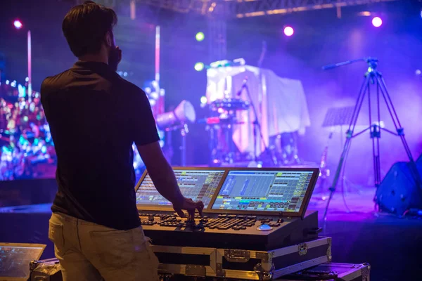Ses mühendisi ekibi müzik konseri sahnesine hazırlanıyor. Ses mikserini ayarlıyorum. Sahnelerin önündeki bir konserde DJ 'lik yapacak..