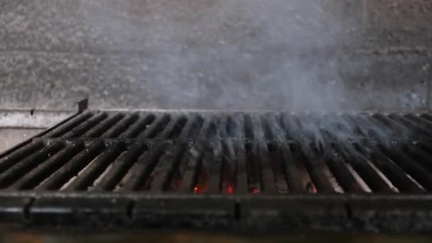Κενό μπάρμπεκιου κάρβουνο μπάρμπεκιου σχάρα με μεγάλη φλόγα της φωτιάς και του καπνού καίγεται στο εστιατόριο. Ζεστό προθερμασμένο μπάρμπεκιου πριν το μαγείρεμα. Συρόμενο βίντεο Dolly — Αρχείο Βίντεο