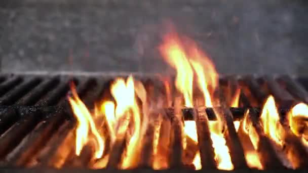 火と煙の大きな炎を持つ空のホット炭バーベキューバーベキューグリルはレストランで燃焼しています。ドリースライドビデオ — ストック動画