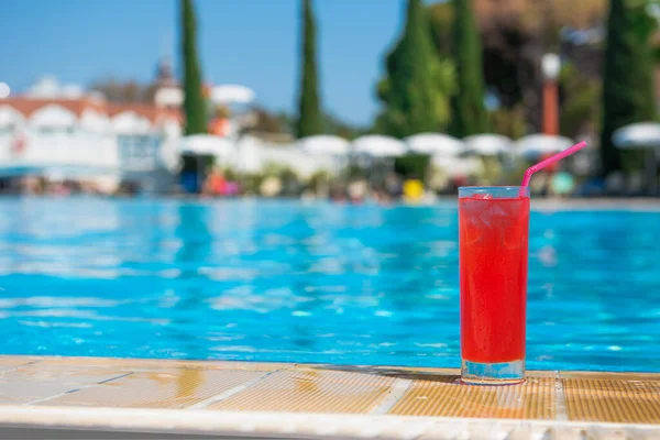 Kozmopolit Kokteylleri Yaz Sıcağında Arka Planda Bulanık Bir Şekilde Havuzun — Stok fotoğraf