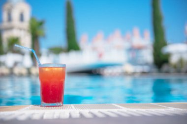 Yazın tatil köylerinin havuzunda taze Mojito kokteyli. Lüks tatil konsepti, metin için bir yer