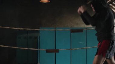 Kafkas atletik boksör ringde antrenman yapıyor, ringde elleri havada dövüşüyor, atlet gölgelerle dövüşüyor ve hayali rakiplerle dövüşüyor. Turnuva ve yarışmalara hazırlık.